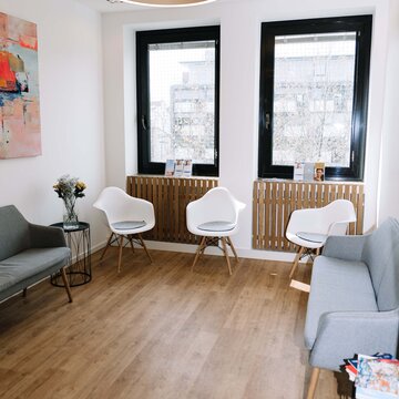 Crown48 Zahnärzte Düsseldorf – Wartebereich